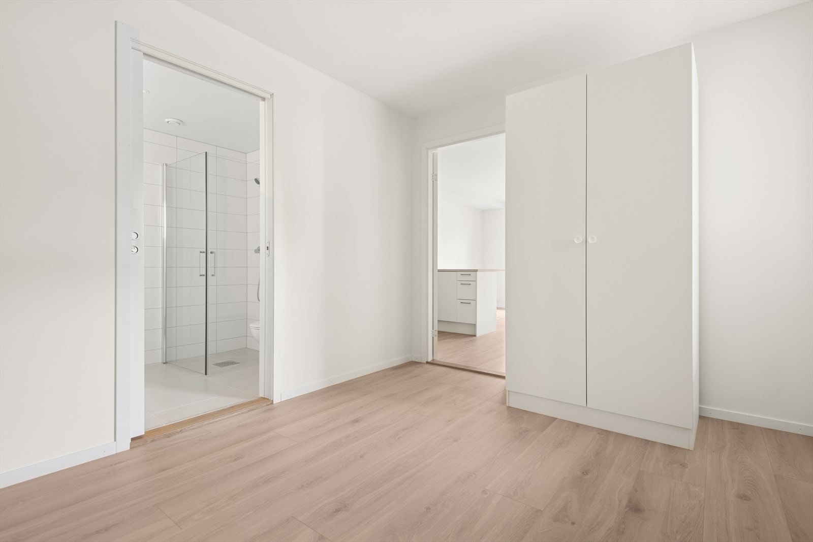 Her er det godt med oppbevaringsplass i medfølgende skapløsning. Galleribilde