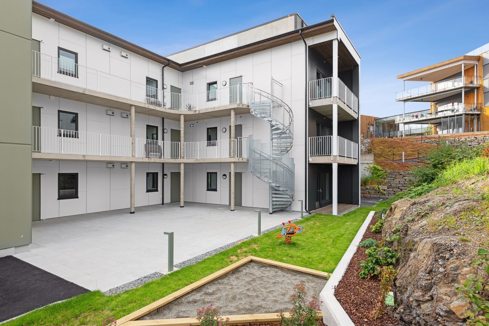 En lekeplass for de yngste beboerene og det blir flere sittebenker og bord. Galleribilde