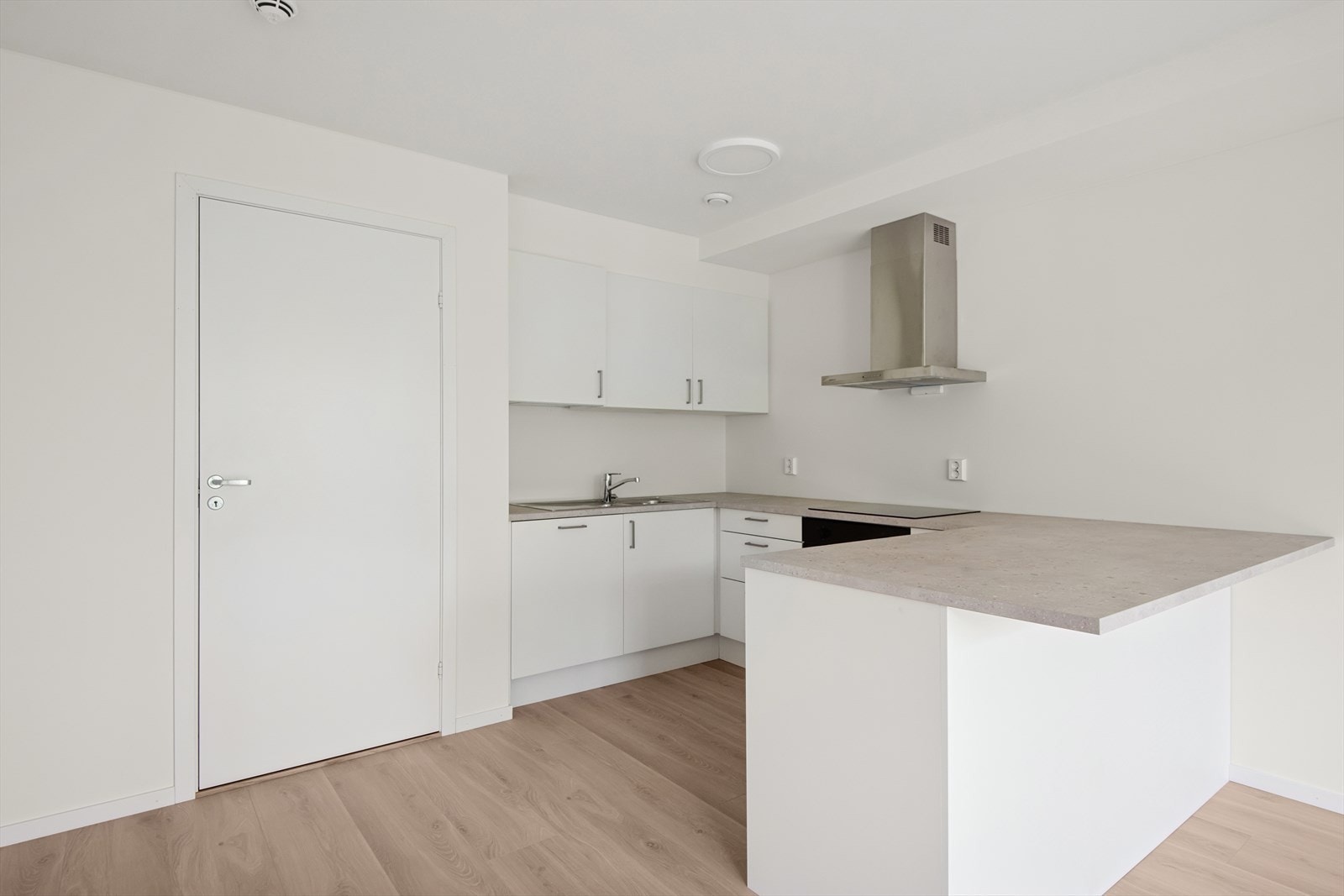 Åpen kjøkkenløsning med praktisk barløsning. Galleribilde