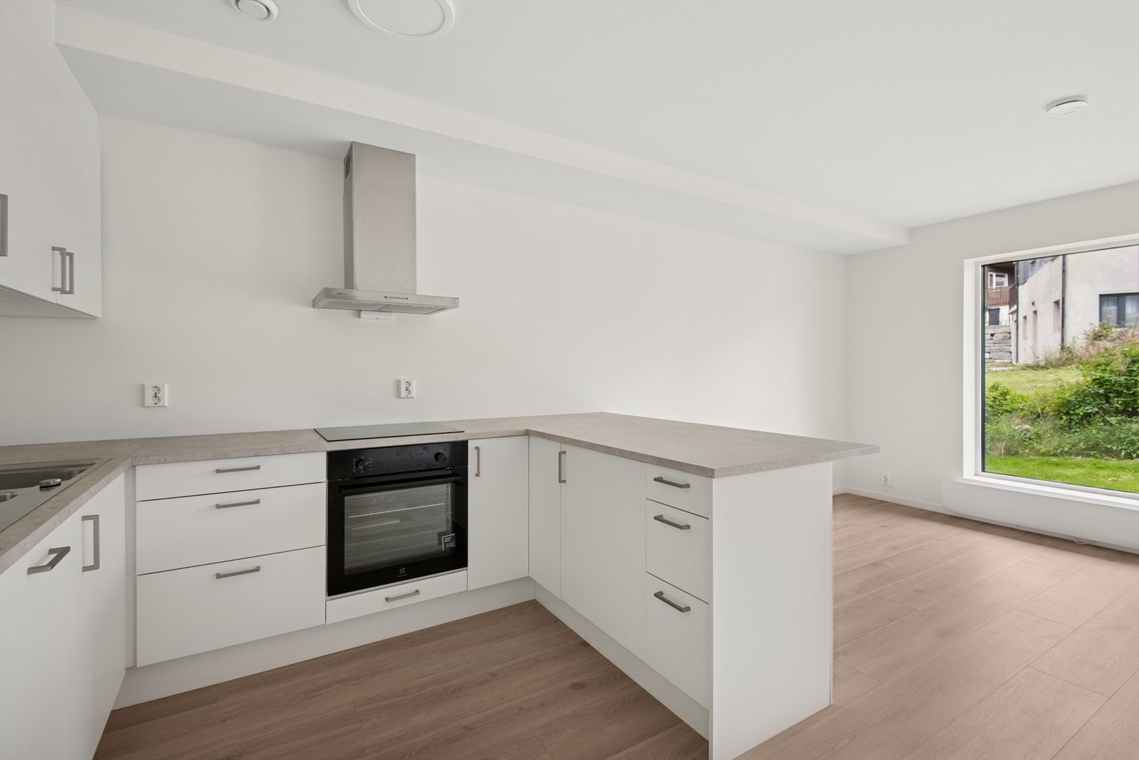 Kjøkkeninnredning leveres fra Stord kjøkken senter, type Sigdal som standard og benkeplate i laminat. Galleribilde