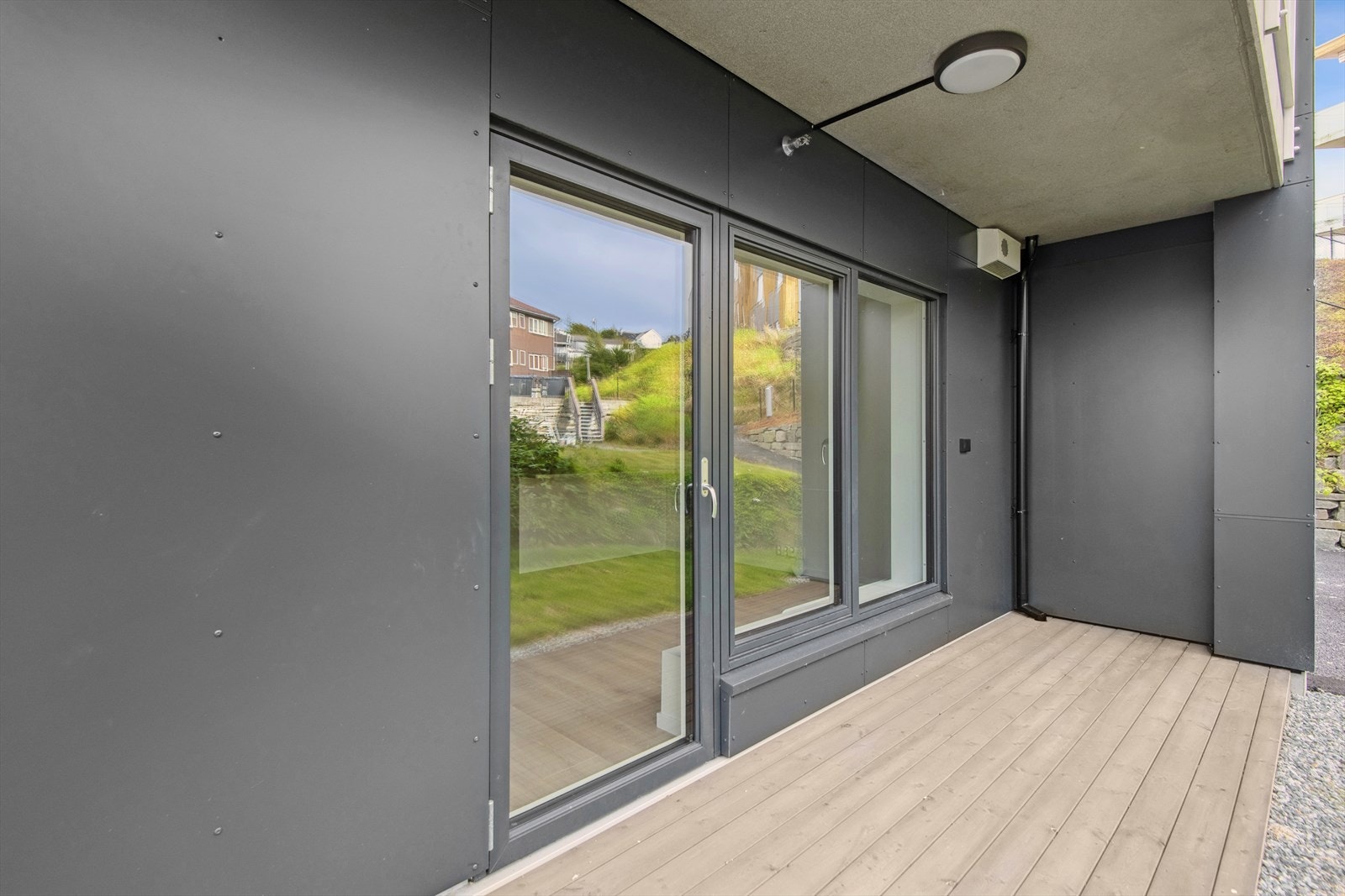 Terrassen er overbygget og her kan du nyte fine sommerdager utendørs. Galleribilde