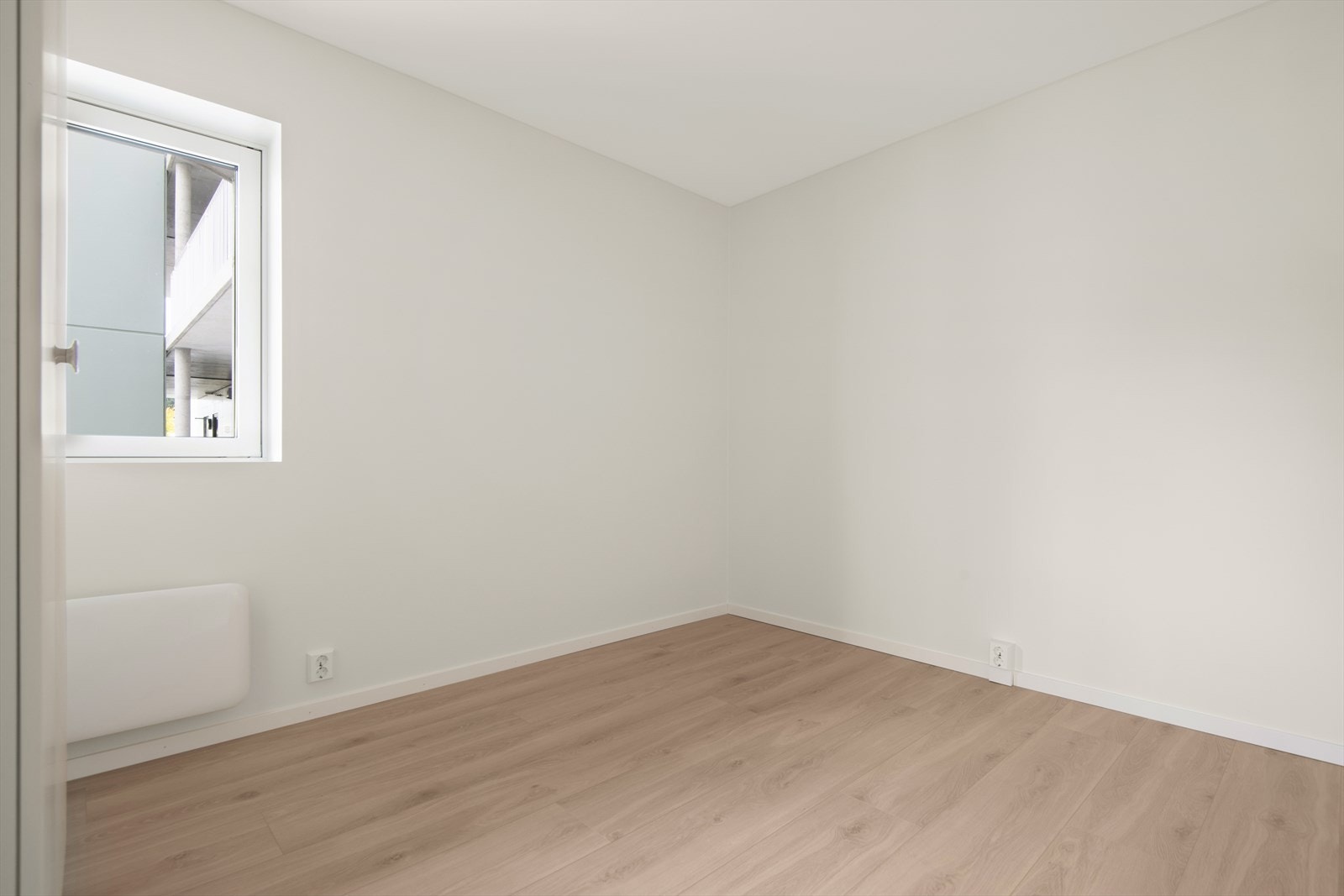 Leiligheten har et romslig soverom med plass til stor seng. Galleribilde