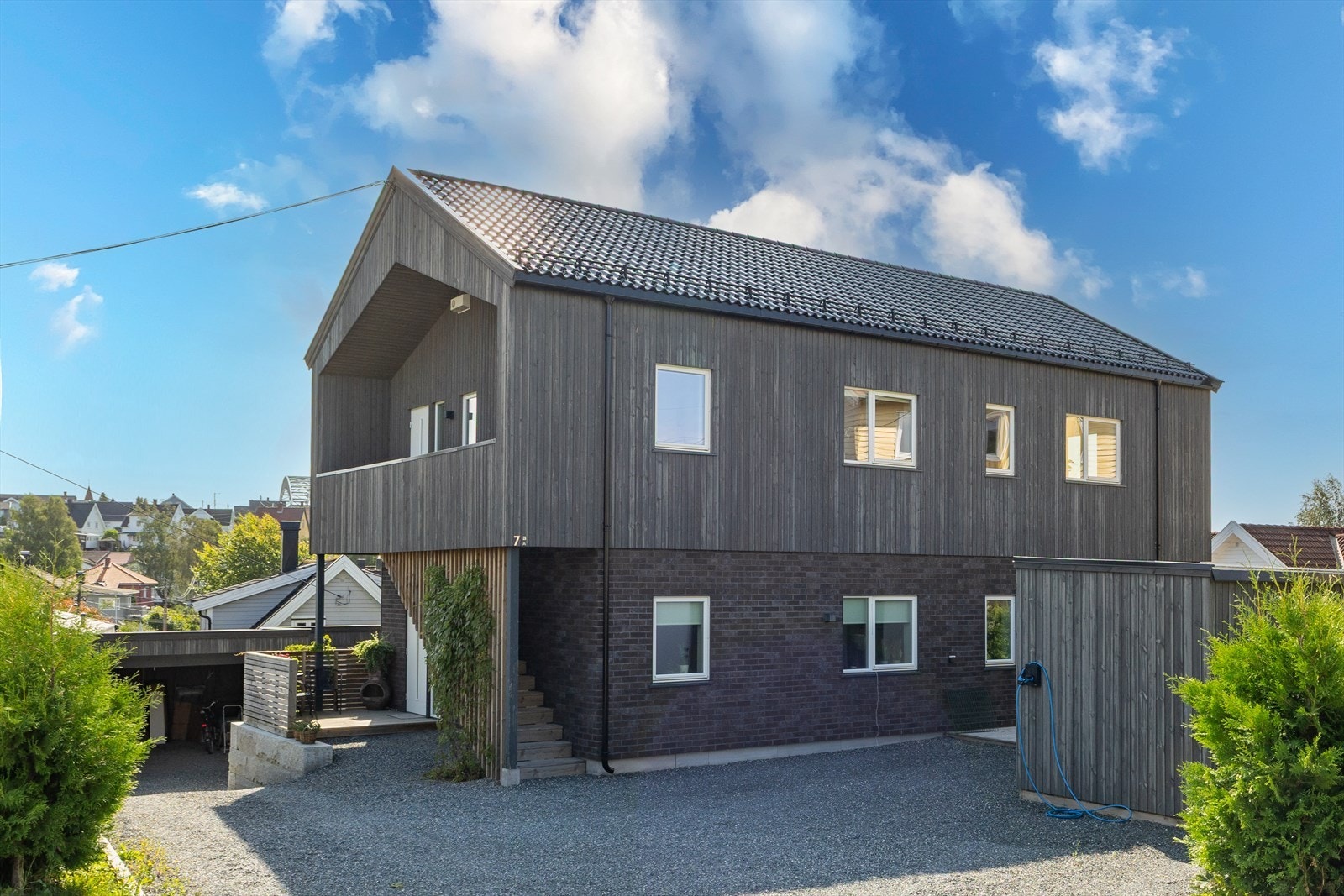 Velkommen til en stilren og moderne leilighet med to soverom, beliggende i 2. etasje av en horisontaldelt tomannsbolig oppført i 2020. Galleribilde