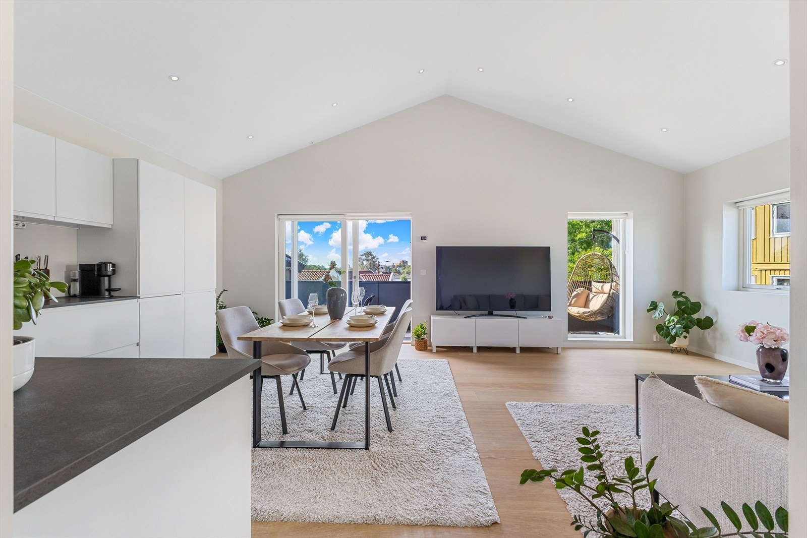 Innvendig møter du en lys og moderne bolig med gjennomgående kvalitetsmaterialer. Gulvene er belagt med parkett og keramiske fliser, og vegger og himlinger har slette, malte overflater. Galleribilde