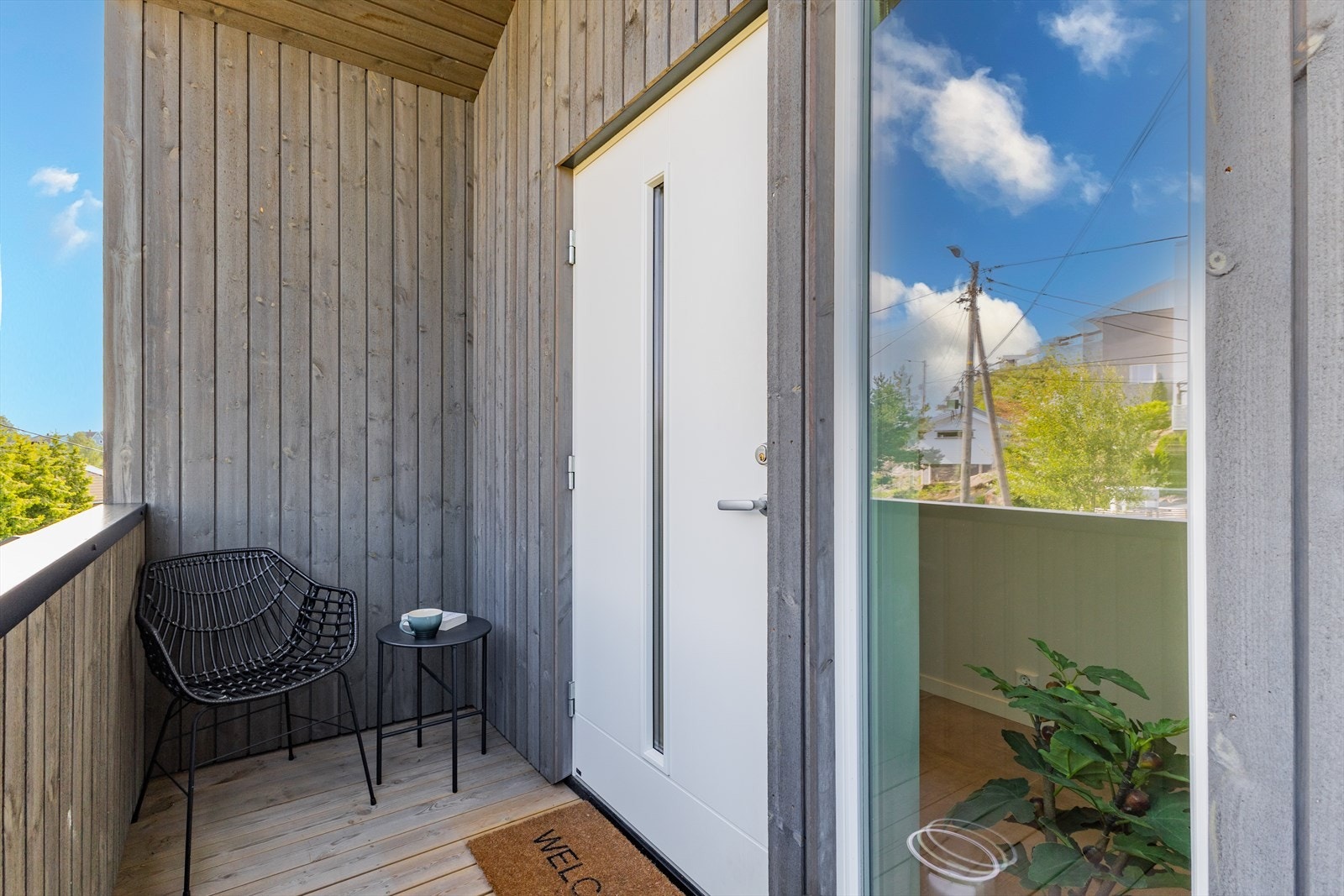 Ved inngangspartiet finner du en hyggelig terrasse med plass til utemøbler - perfekt for morgenkaffen eller en rolig kveld. Galleribilde