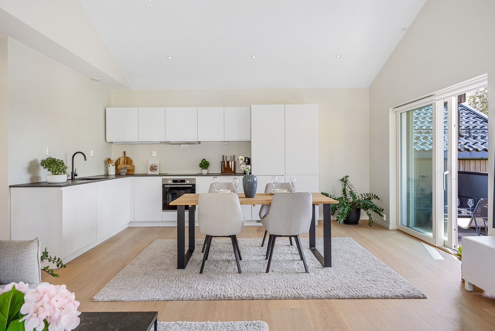 Det er god plass til spisebord og salonggruppe, og fra stuen er det utgang til en solrik terrasse på 10 kvm med impregnerte gulvbord. Galleribilde