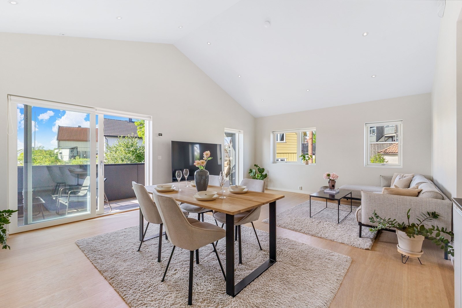 Planløsningen er åpen og sosial, med stue og kjøkken i ett stort rom. Stuen har ekstra god takhøyde, noe som gir en luftig og romslig atmosfære med flott romfølelse. Galleribilde