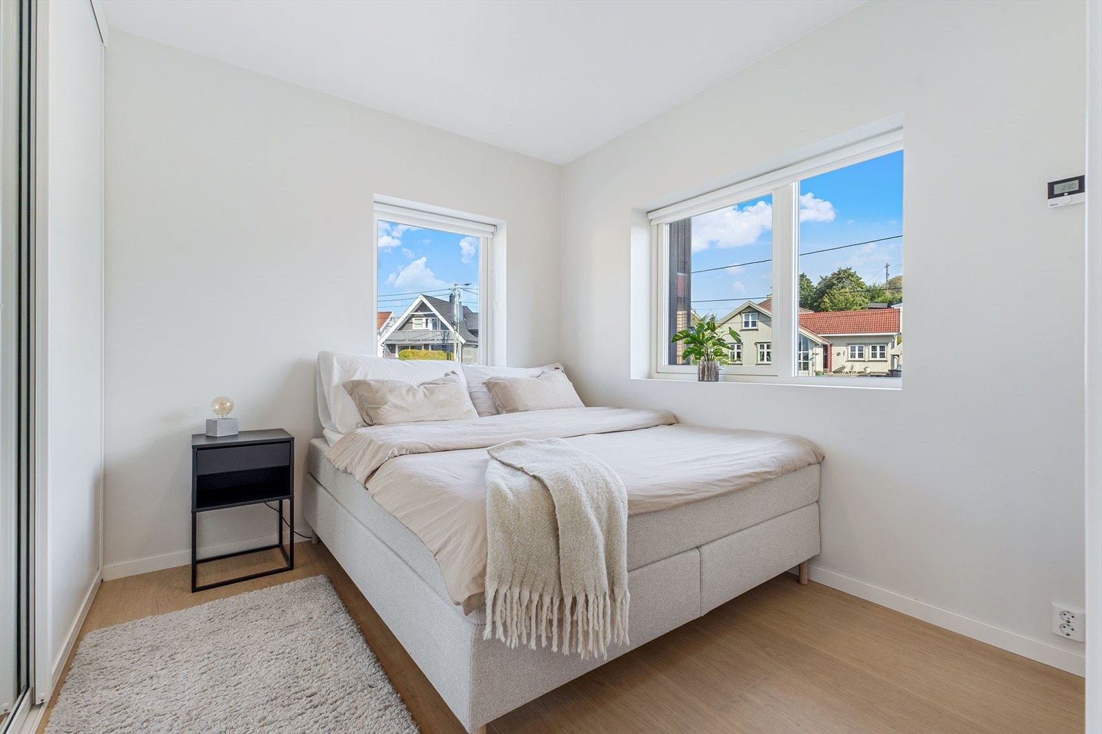 De to soverommene har plass til dobbeltseng og er utstyrt med store garderobeskap med skyvedører. Galleribilde