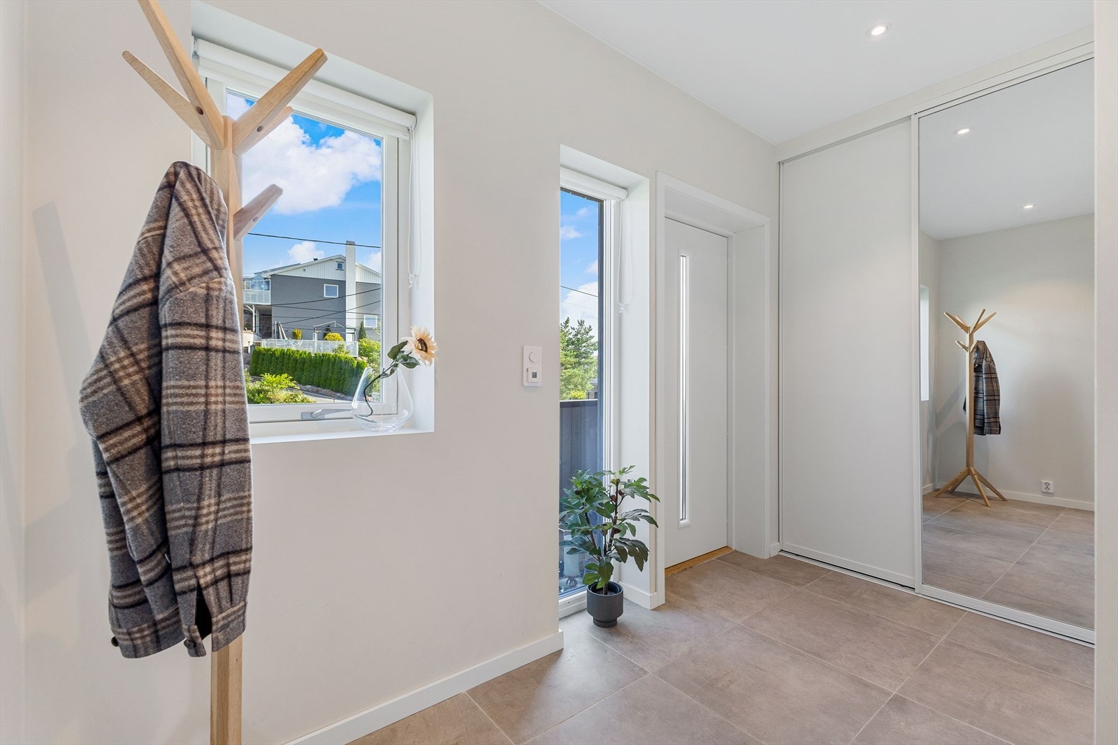 Leiligheten varmes opp med energieffektiv vannbåren varme, og entréen har flislagt gulv med varme samt garderobeskap for praktisk oppbevaring. Galleribilde