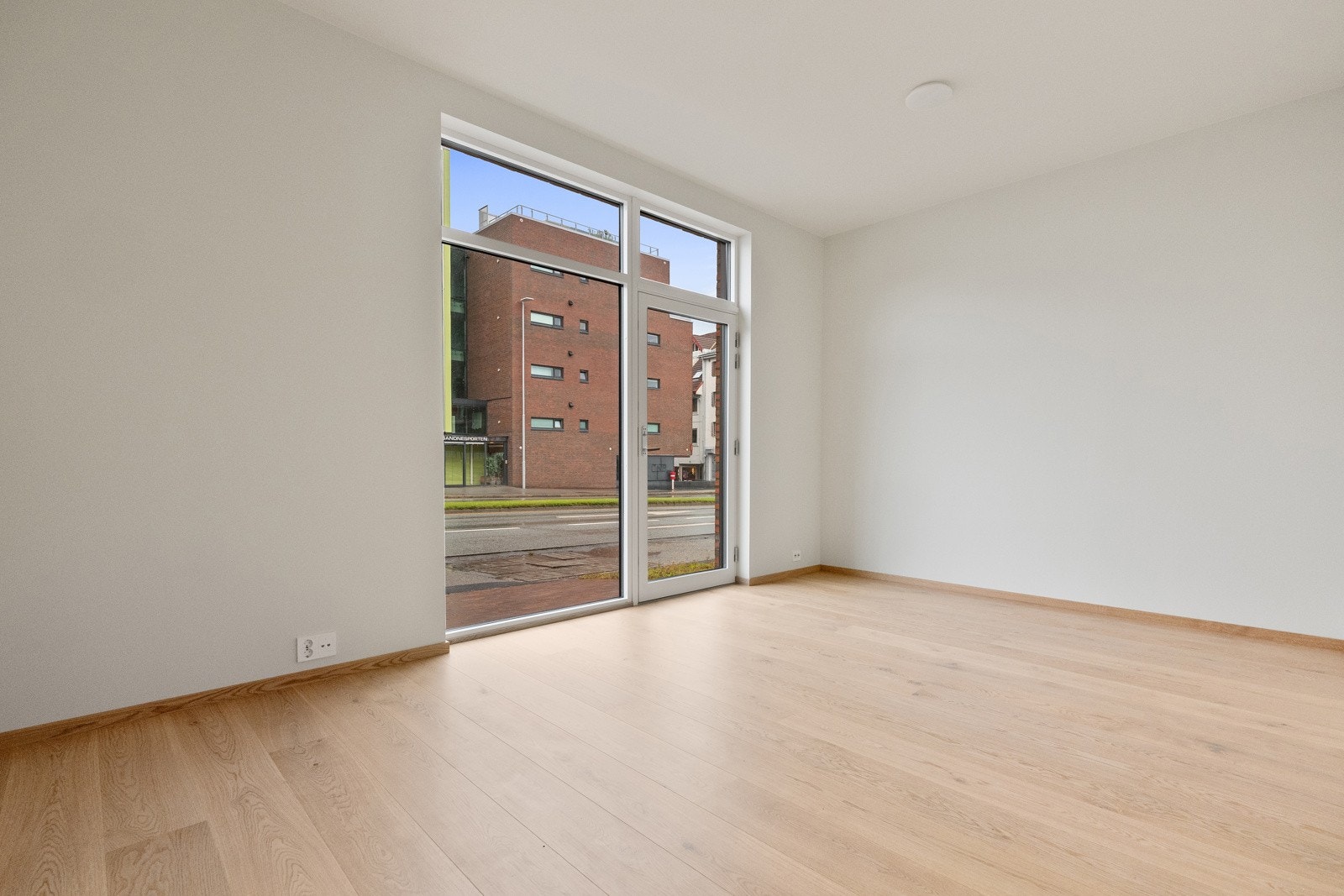 Videre inn i etasjen byr boligen på en fleksibel løsning, som kan brukes som næringsdel. Her kan ungdommen boltre seg med eget rom, bad og lydtette vinduer ut mot gata. Det er også en egen inng. i denne delen, hvis mor vil ha et kaffebesøk på hjemmekontor Galleribilde