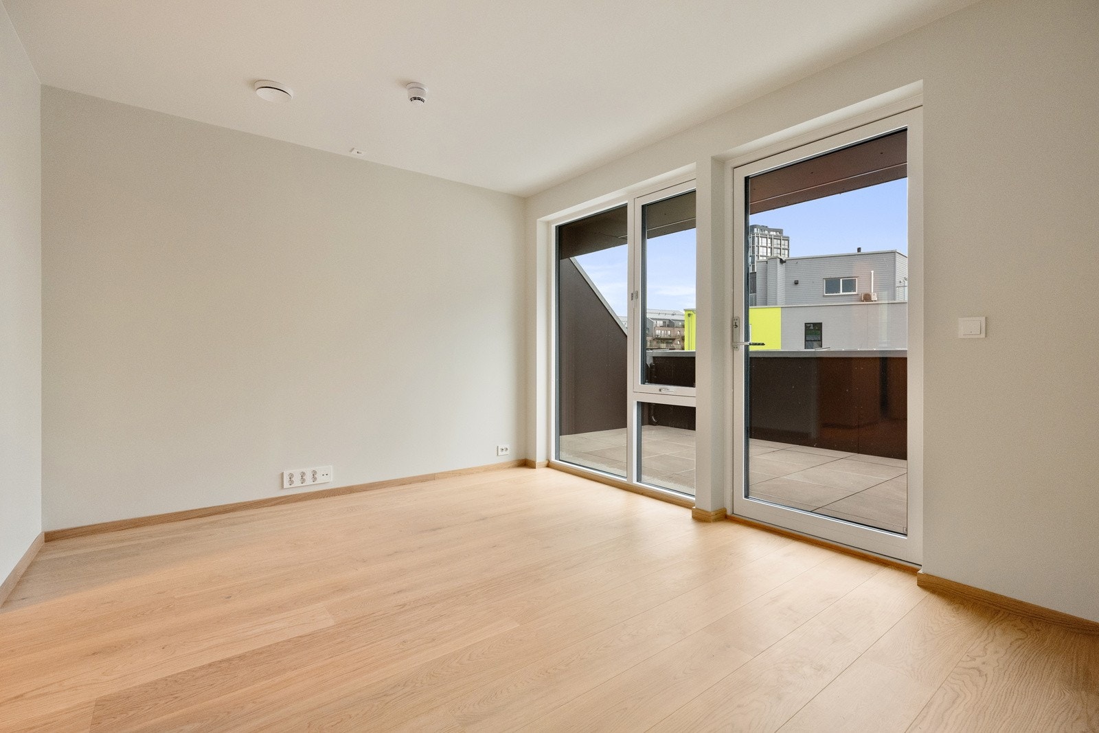 En stor loftstue klar for tv og gaming, eller som et stort soverom for husets unge. Og utenfor: en herlig, solrik takterrasse med utsikt. På takterrassen er det også bygget en fullt isolert bod med utendørs vannuttak som holder sofaputer tørre og varme. Galleribilde