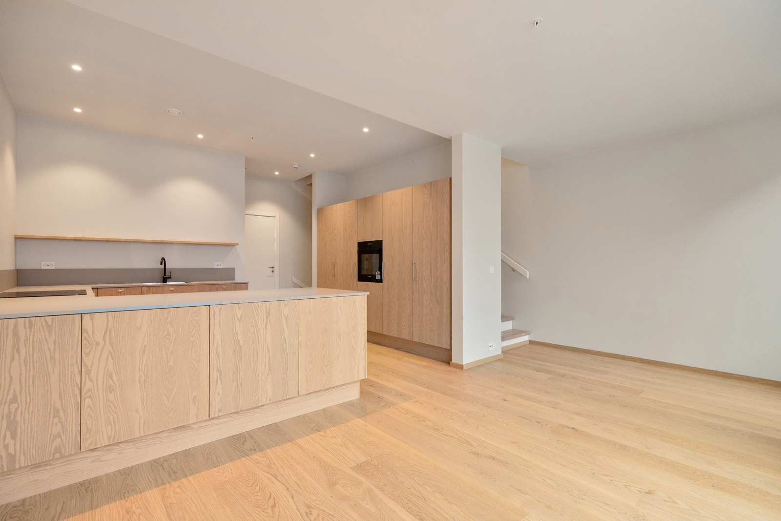 Kjøkkenet er godt plassert i et innholdsrikt allrom med en ny stue/oppholdsdel. Dette allrommet vil garantert bli mye brukt! Galleribilde