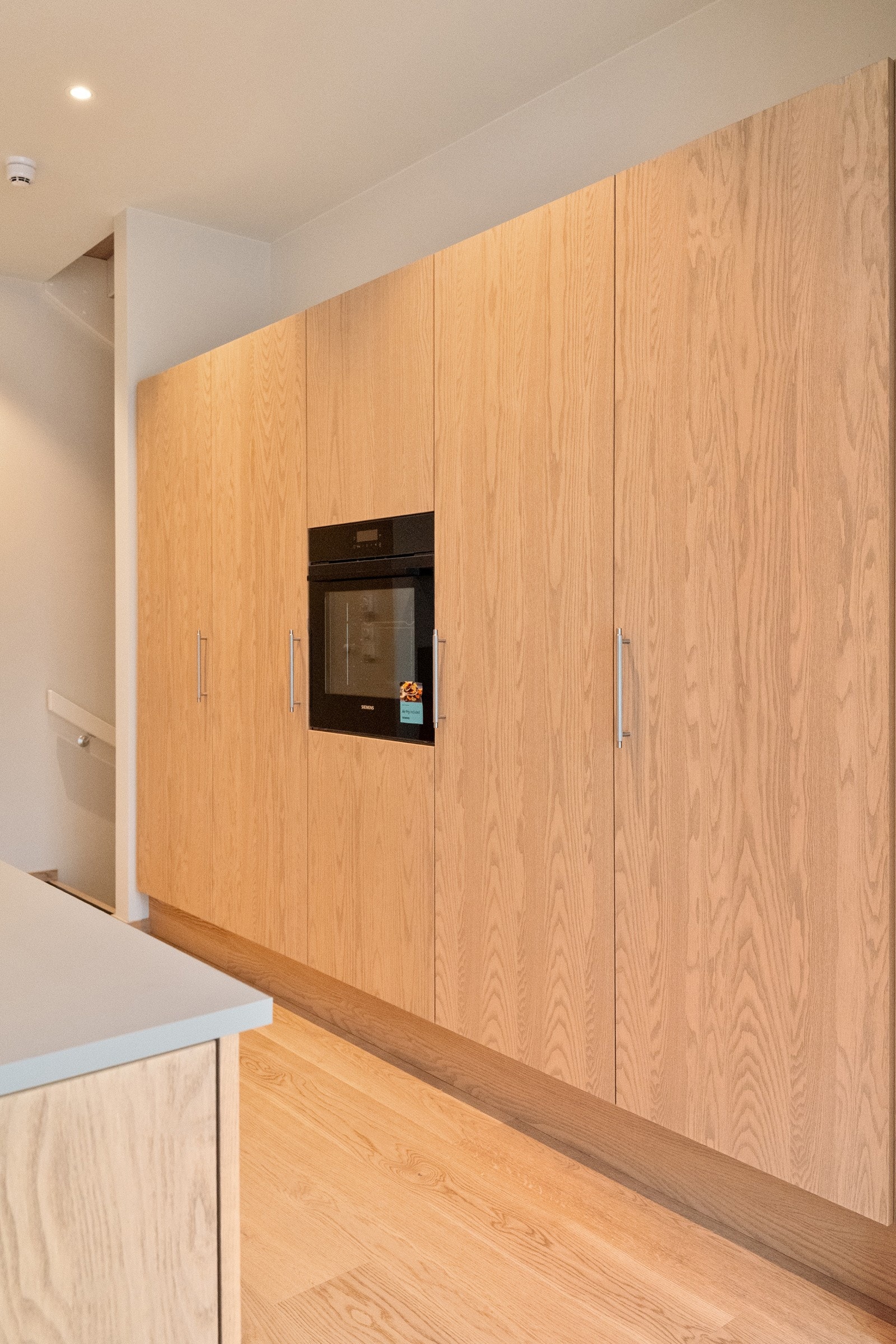 Kjøkkenet er utstyrt med platetopp, stekeovn, oppvaskmaskin, kjøleskap og fryseskap. Galleribilde