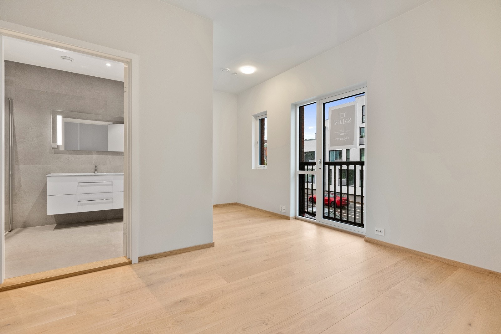 På den ene siden av kjøkkenet finner du master bedroom med et eget lekkert bad. Badet er innredet med store, sandfargede fliser og treffer godt med andre fargevalg i huset. På hovedsoverommet kan nye eiere enkelt sette opp en dør for walking closet. Galleribilde