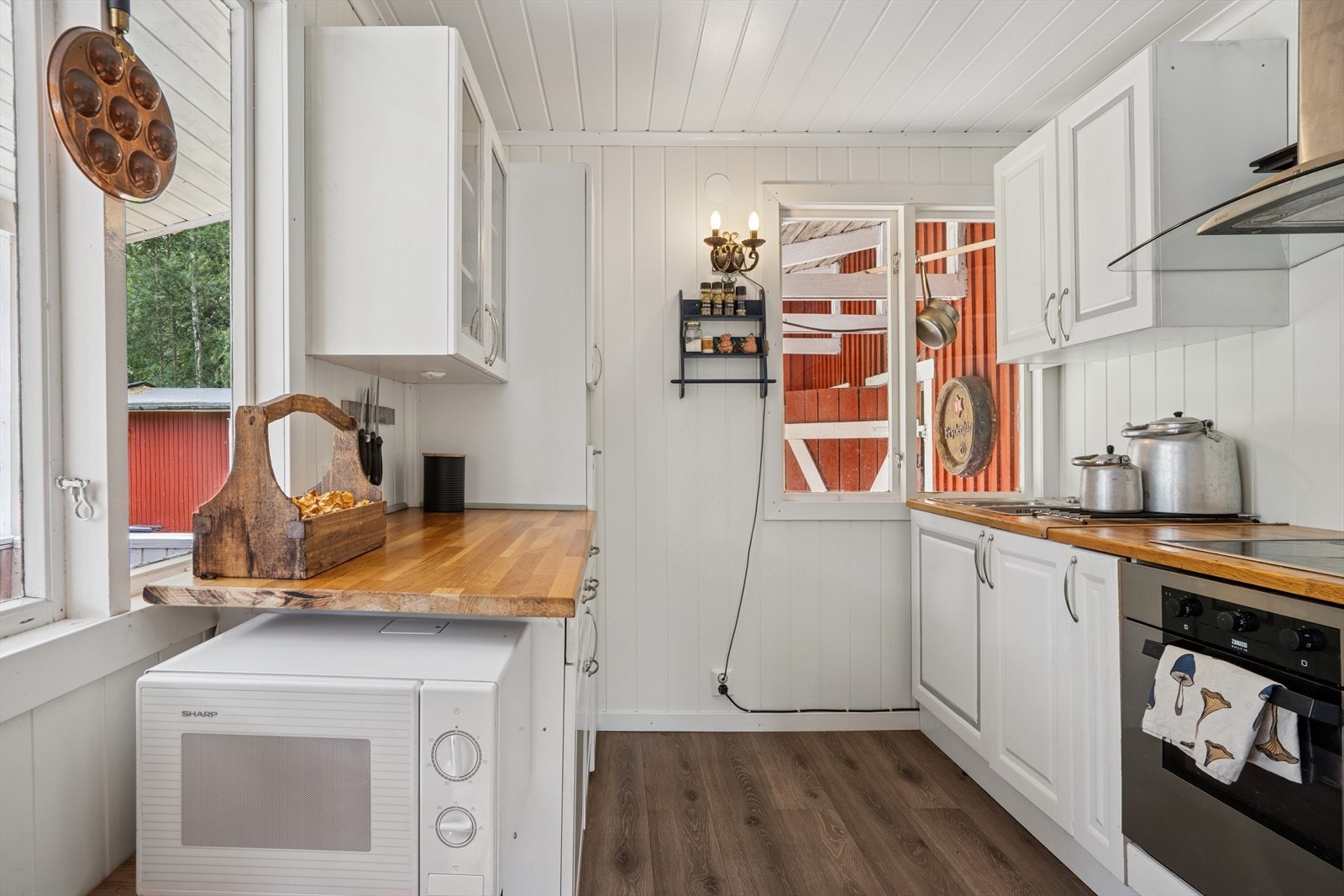 Praktisk kjøkken med nyere innredning og hvitevarer. Galleribilde