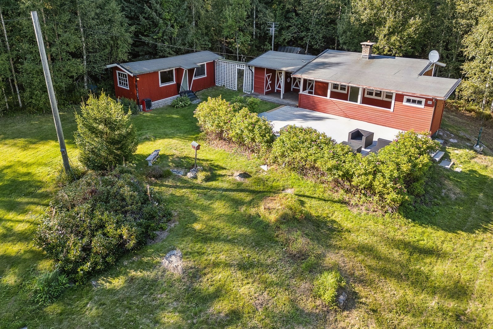 Eiendommen består av hytte og anneks. Uthus med bodrom og utedo. Galleribilde