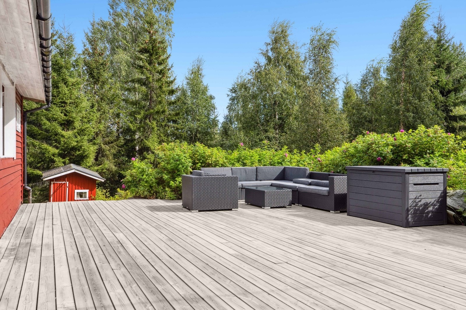 Stor terrasse med nyere platting. Galleribilde