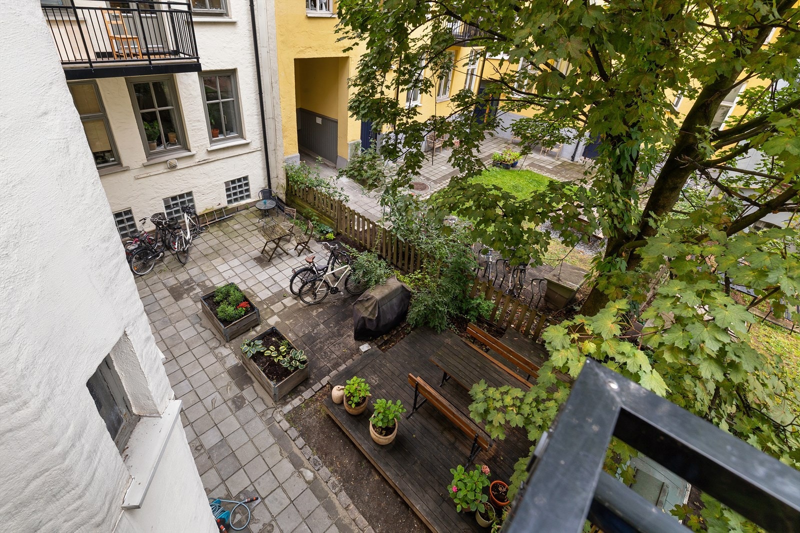 Balkongen utgjør en fin forlengelse av stuen, perfekt for rolige morgenstunder med en kopp kaffe i hånden Galleribilde