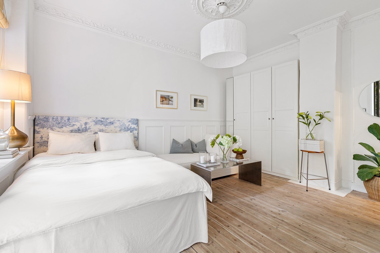 Stukkatur, rosett, originale tregulv, teglstein og god takhøyde Galleribilde