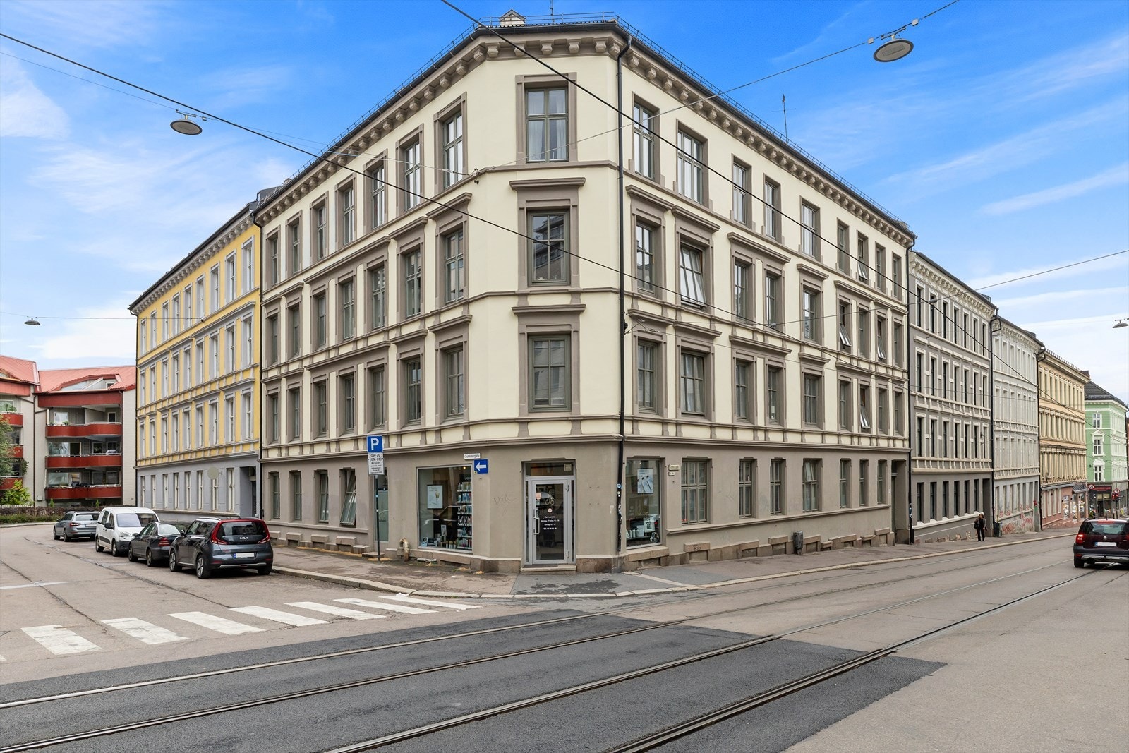 Kollektivtransporten er svært god. Nærmeste buss- og trikkestopp ligger bare ca. 100 meter fra boligen, og herfra kommer du deg enkelt til sentrum, Oslo S, Nydalen eller Gardermoen med buss, trikk og flybuss Galleribilde