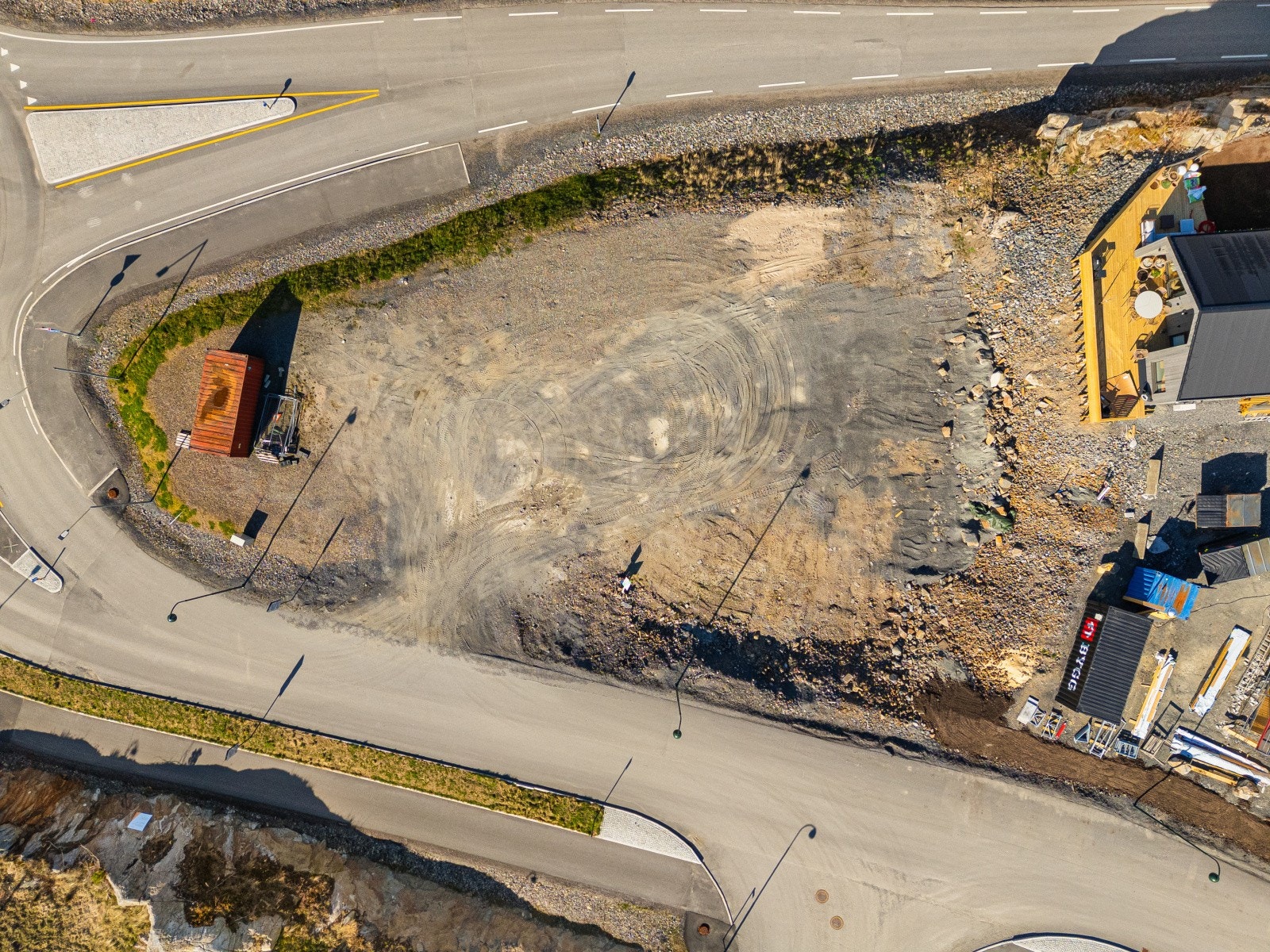 Her presenteres en romslig tomt med nærhet til sjø, skog og skoler Galleribilde