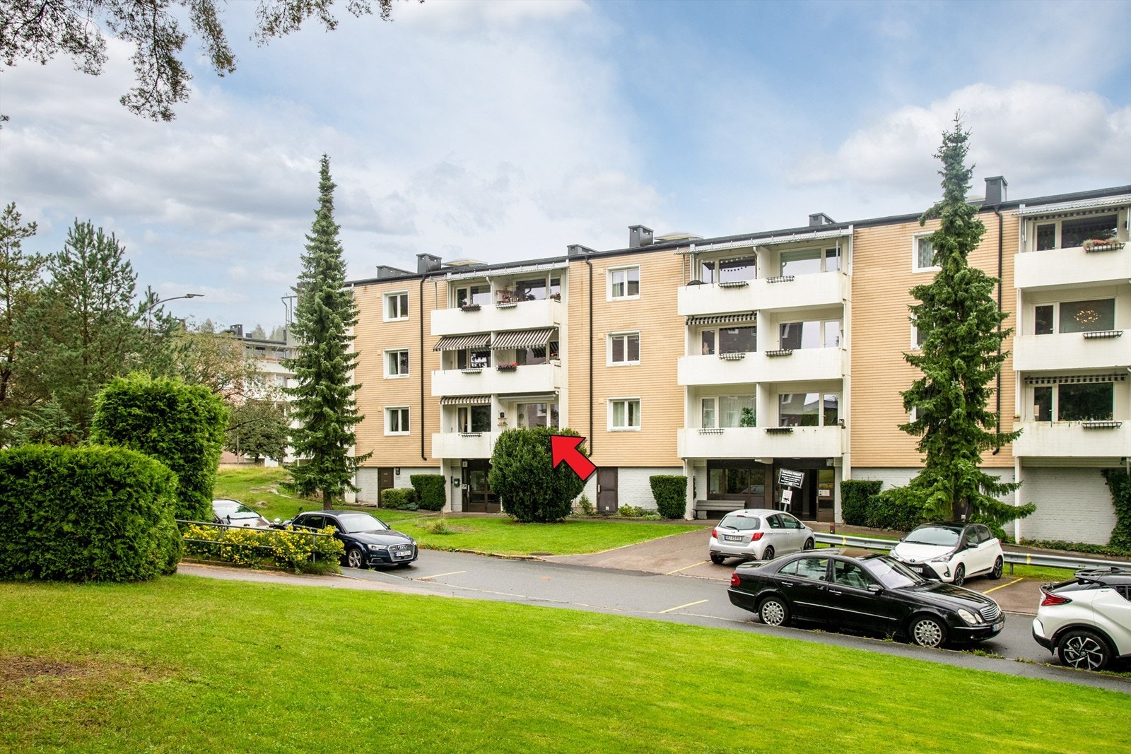 Leiligheten ligger fint plassert i høy 1.etg. med enkel adkomst kun én trapp opp. Galleribilde