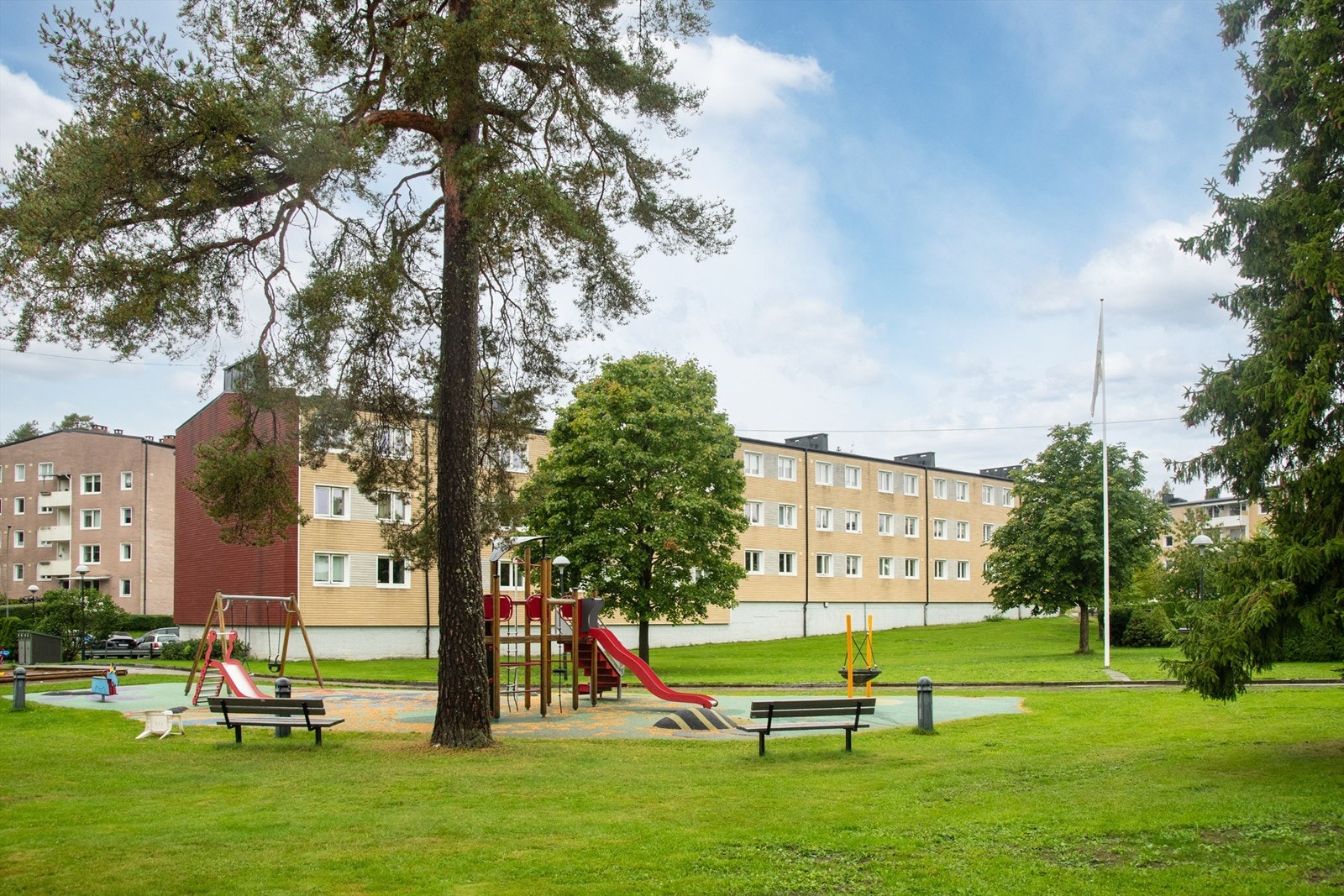 Det er flere fine lekeplasser i nabolaget. Galleribilde