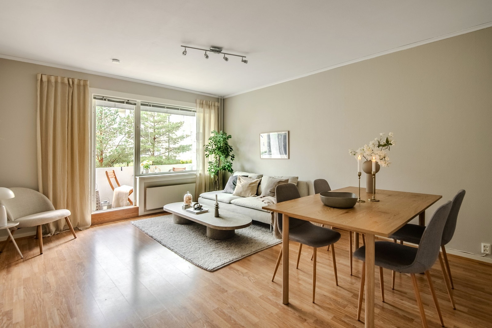 Store vindusflater gir mye lys til stuen. Galleribilde