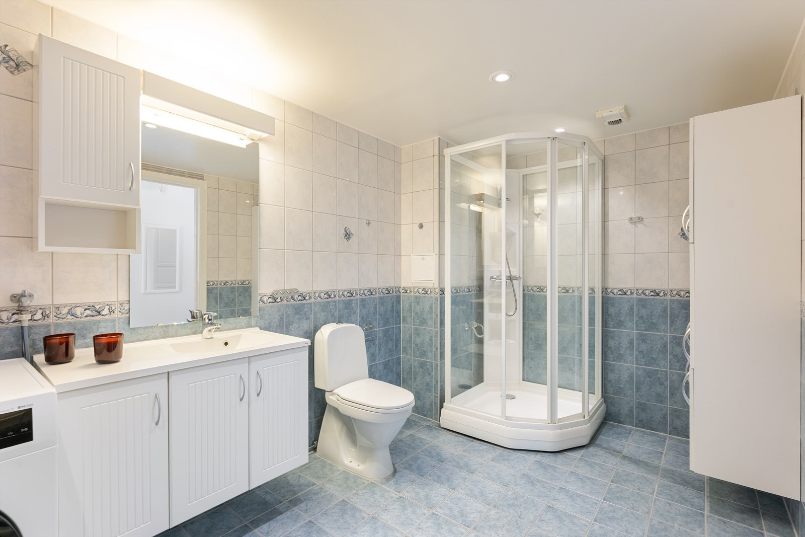 Gulvstående toalett, dusjkabinett og gode oppbevaringsmuligheter. Galleribilde