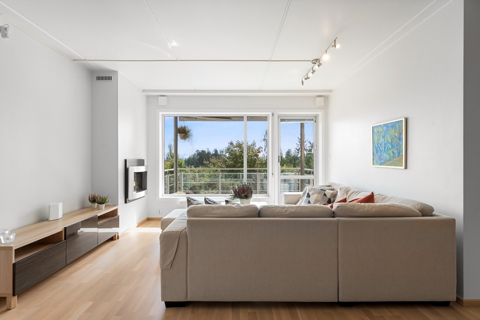 God plass til sofaseksjon og tilhørende mediamøbler. Galleribilde