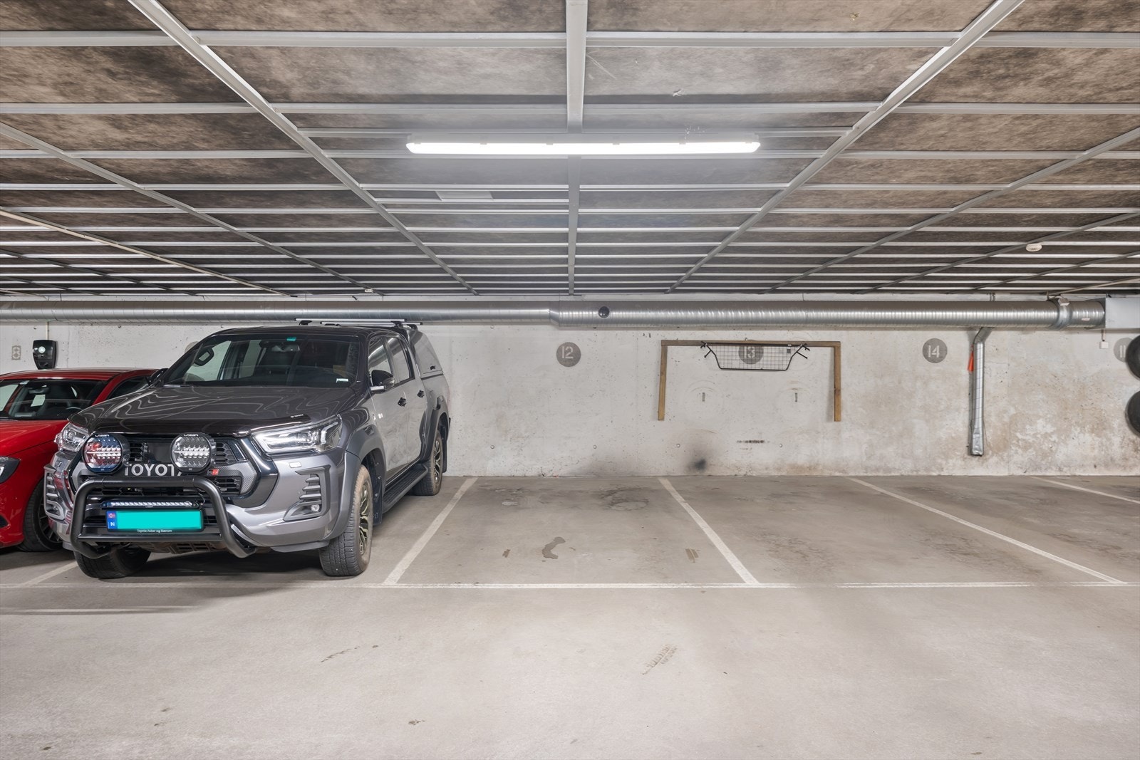 Parkeringsplass i felles garasje. Galleribilde