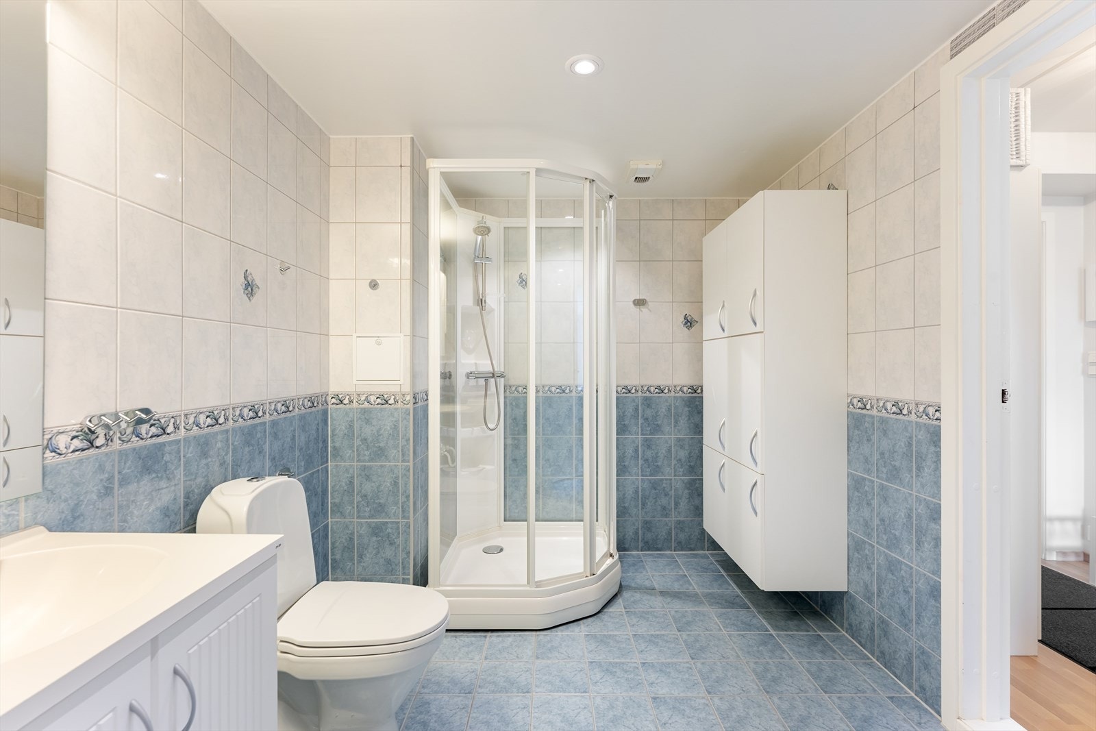 Flislagt bad med varme i gulvet. Galleribilde