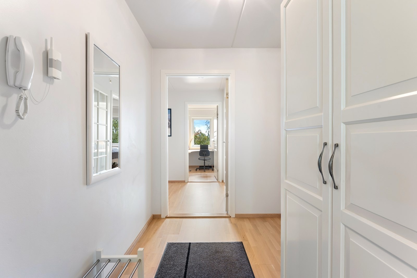 Romslig gang med plass til garderobesap. Galleribilde