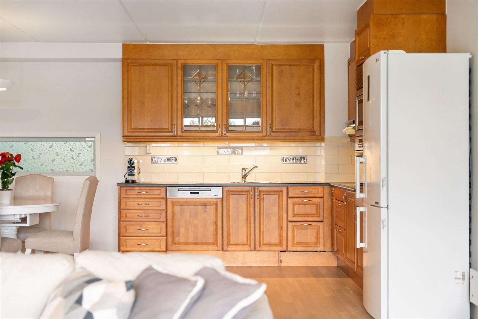 Profilerte fronter og benkeplate i laminat. Galleribilde