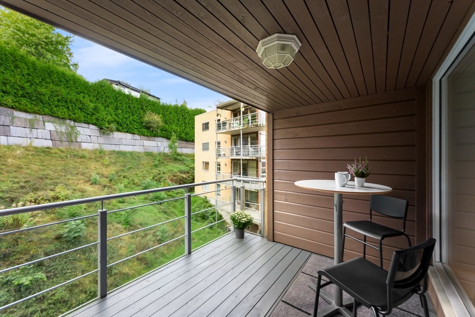 Balkongen er på 7 kvm med skjermet innsyn. Galleribilde