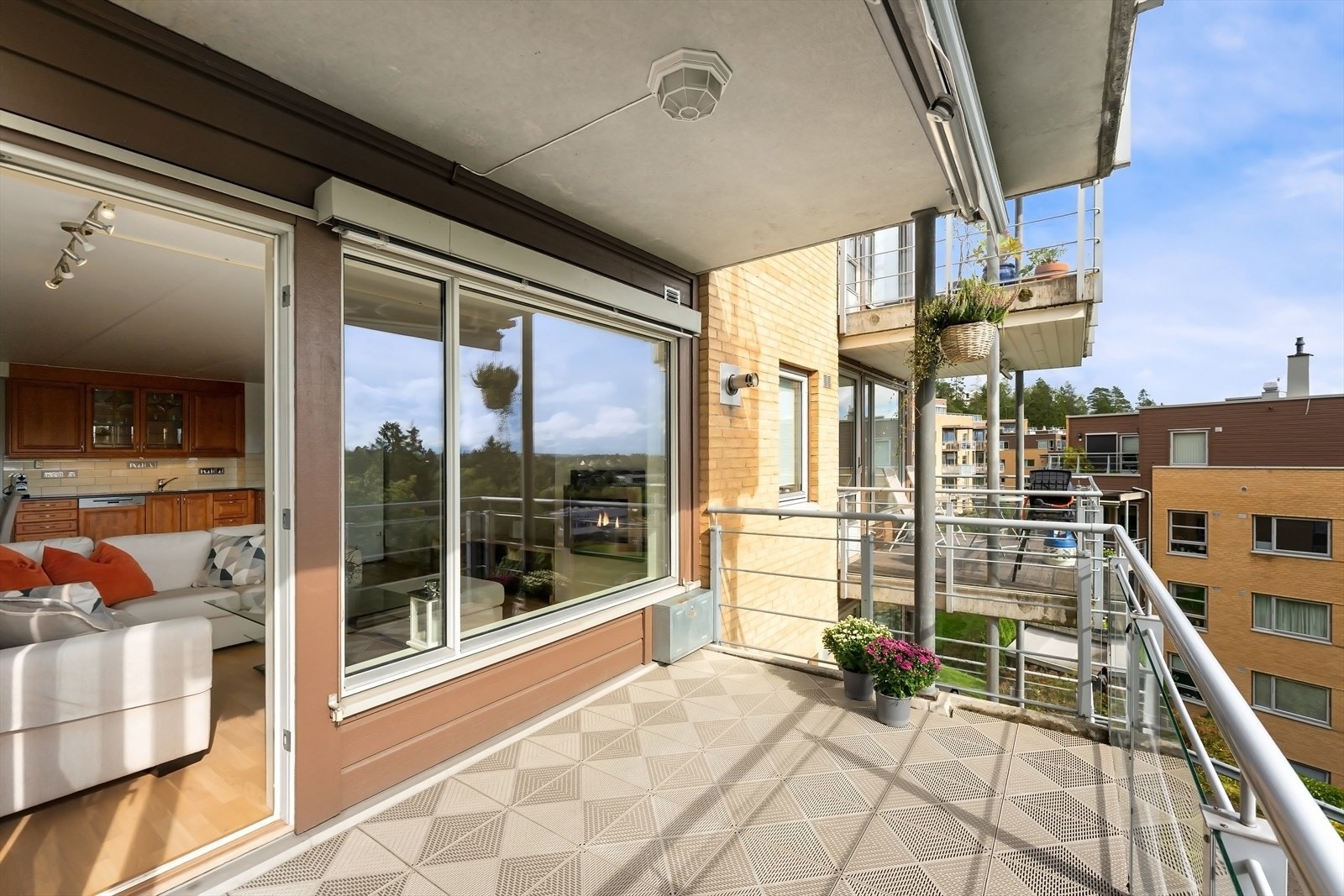 Solrikt med montert markise og screens på vinduet. Galleribilde