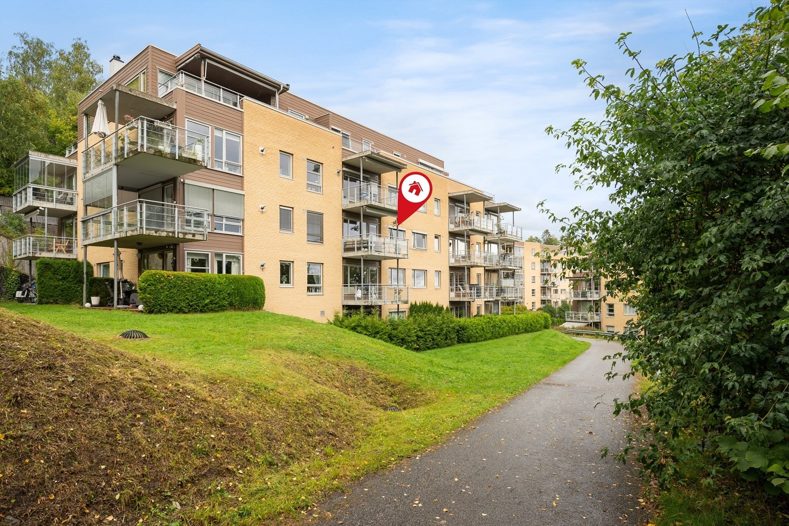 Sameiet ligger tilbaketrukket fra vei og er pent opparbeidet med hyggelige uteområder og grønne fellesarealer. Galleribilde