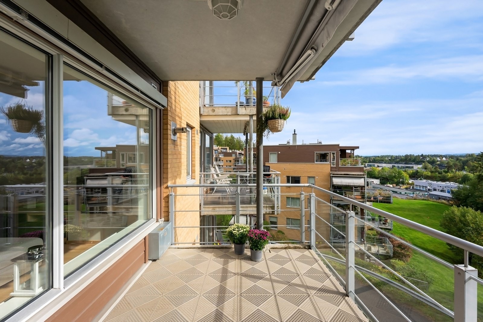8 kvm sørvendt balkong med flott utsikt. Galleribilde