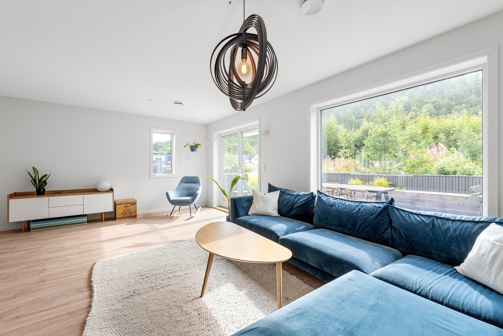 Lys og romslig stue. Galleribilde