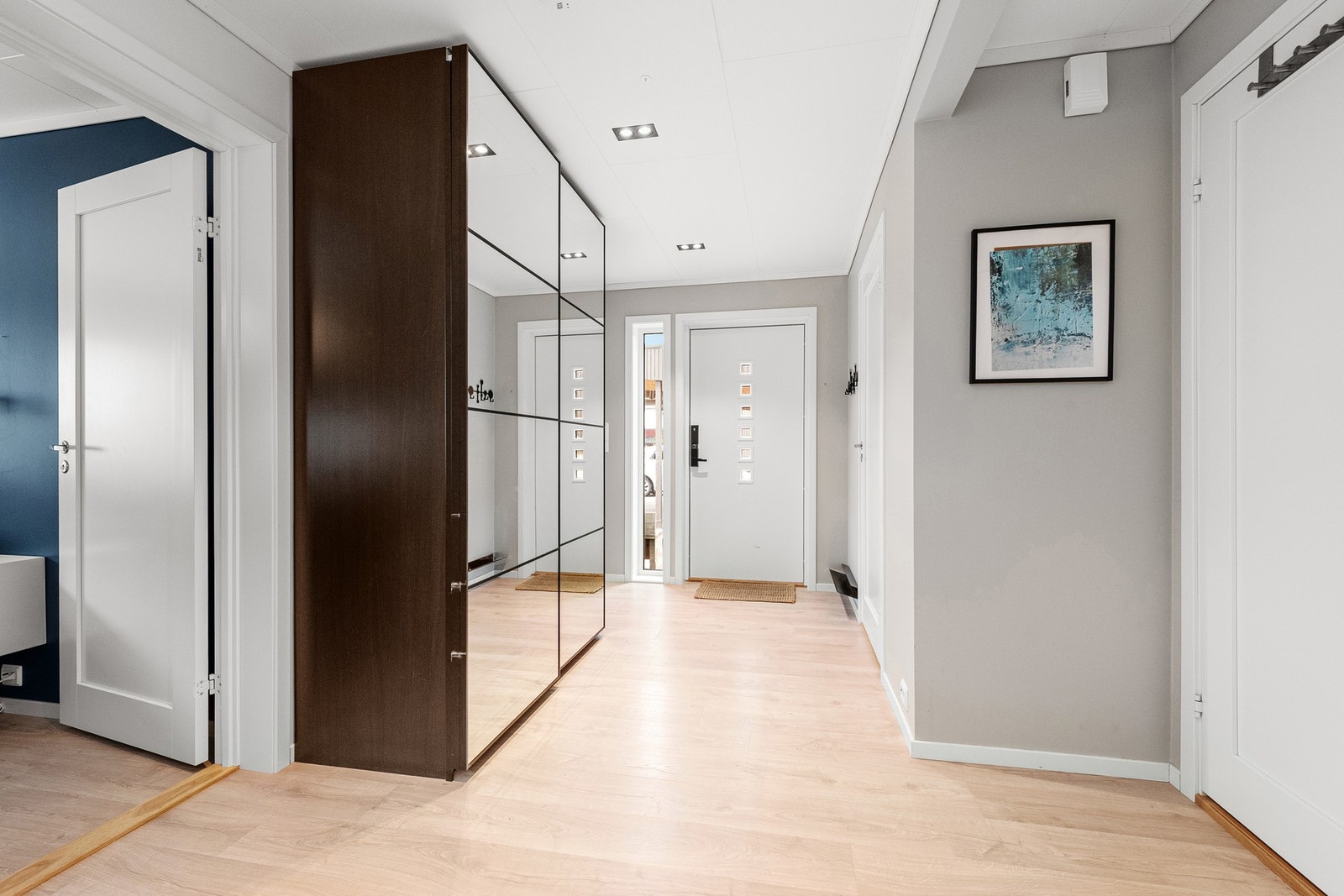 Gang med skyvedørsgarderobe. Galleribilde