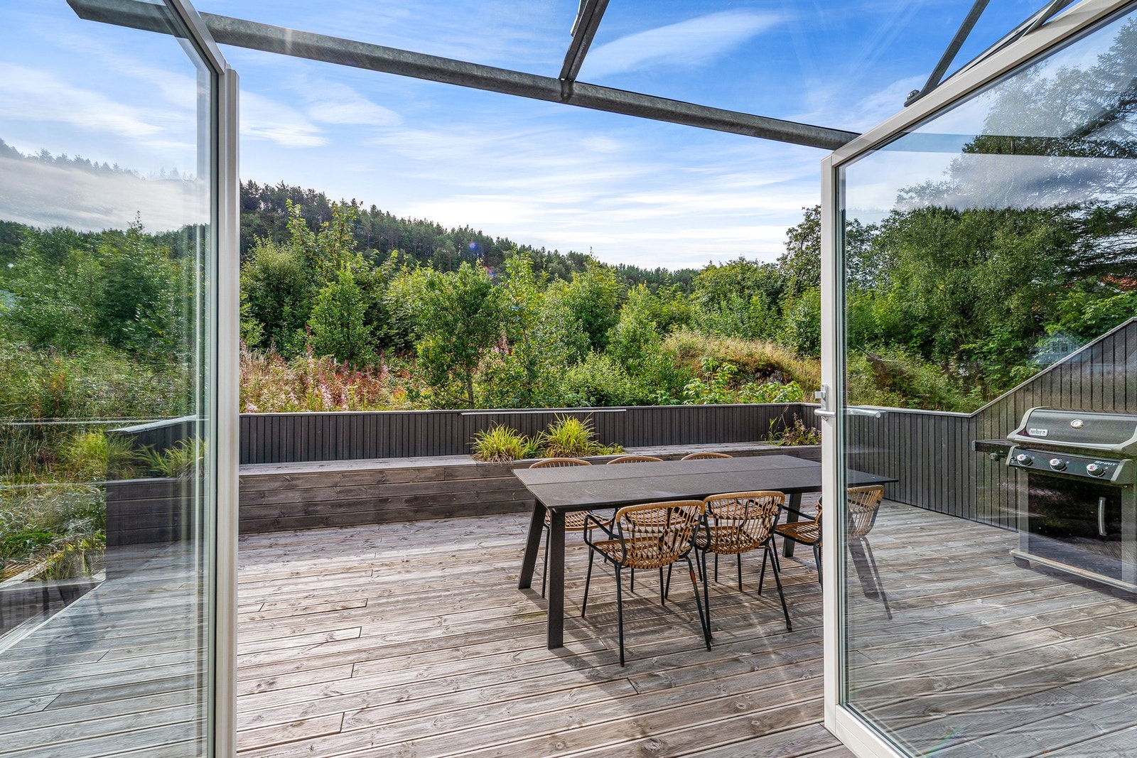 Stor og fin uteplass med gode solforhold. Galleribilde