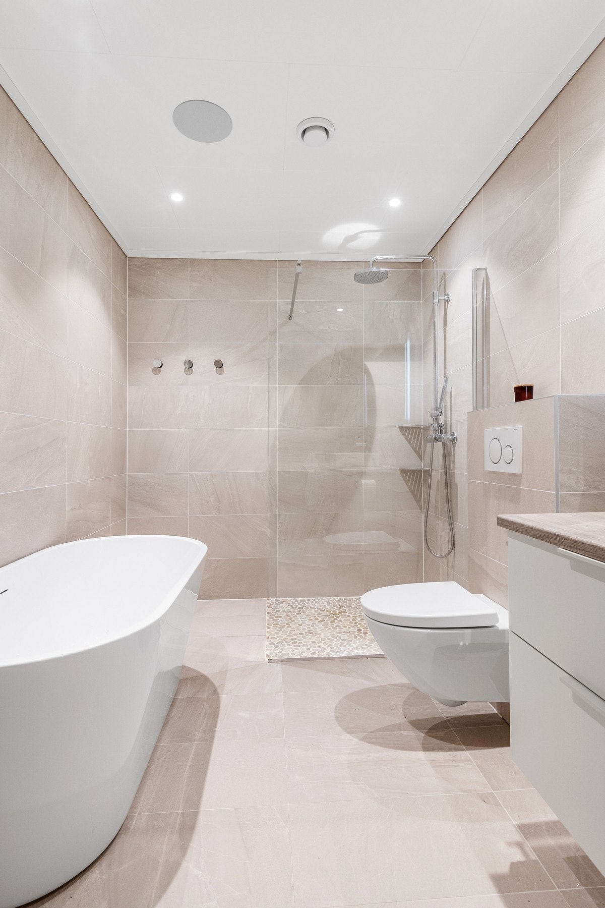 Vegghengt toalett, dusjhjørne og badekar Galleribilde