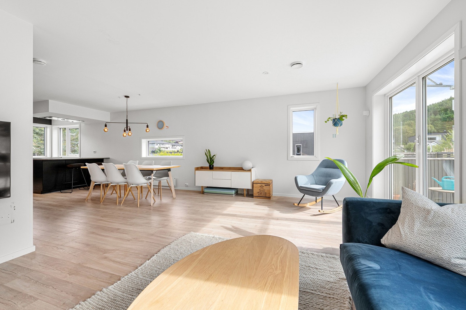 Store vindusflater mot sør som gir mye naturlig lysinnslipp. Galleribilde