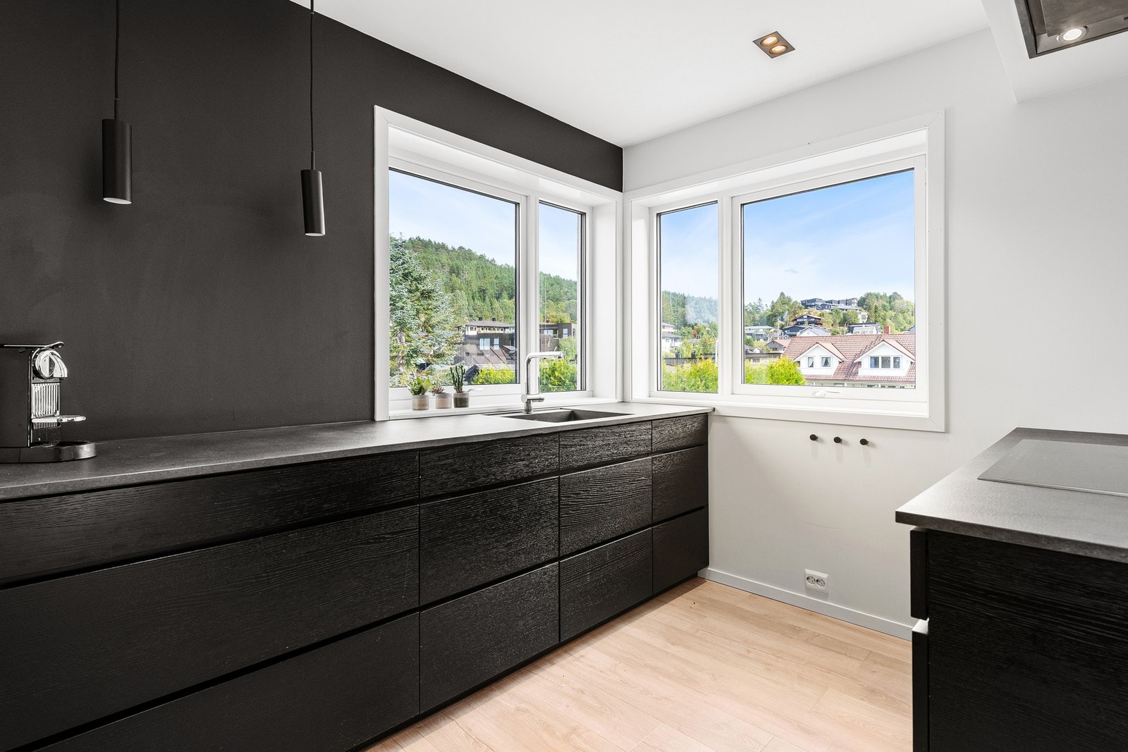 Godt med skap- og benkeplass. Galleribilde