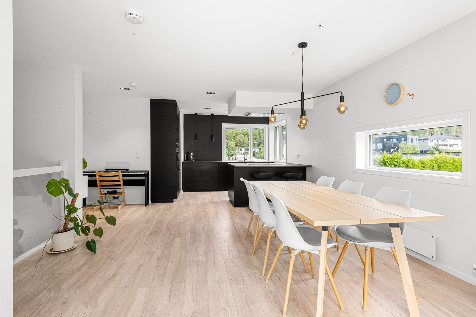 Nyere mørk kjøkkeninnredning. Galleribilde