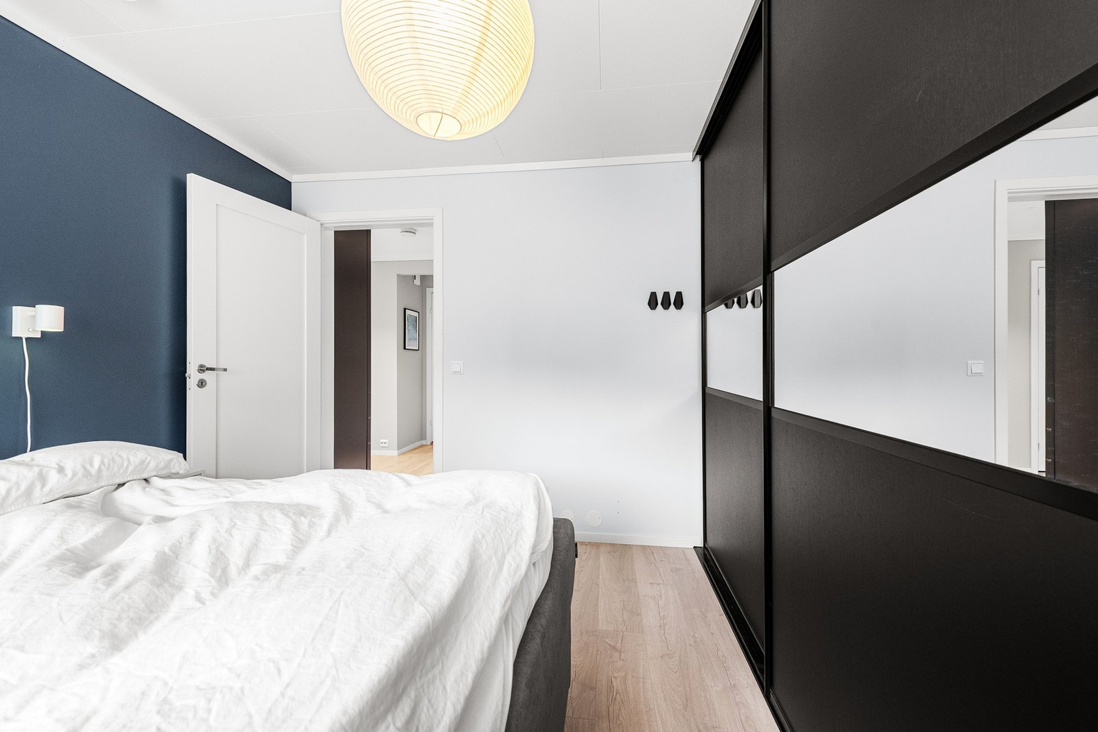 Stor skyvedørsgarderobe. Galleribilde