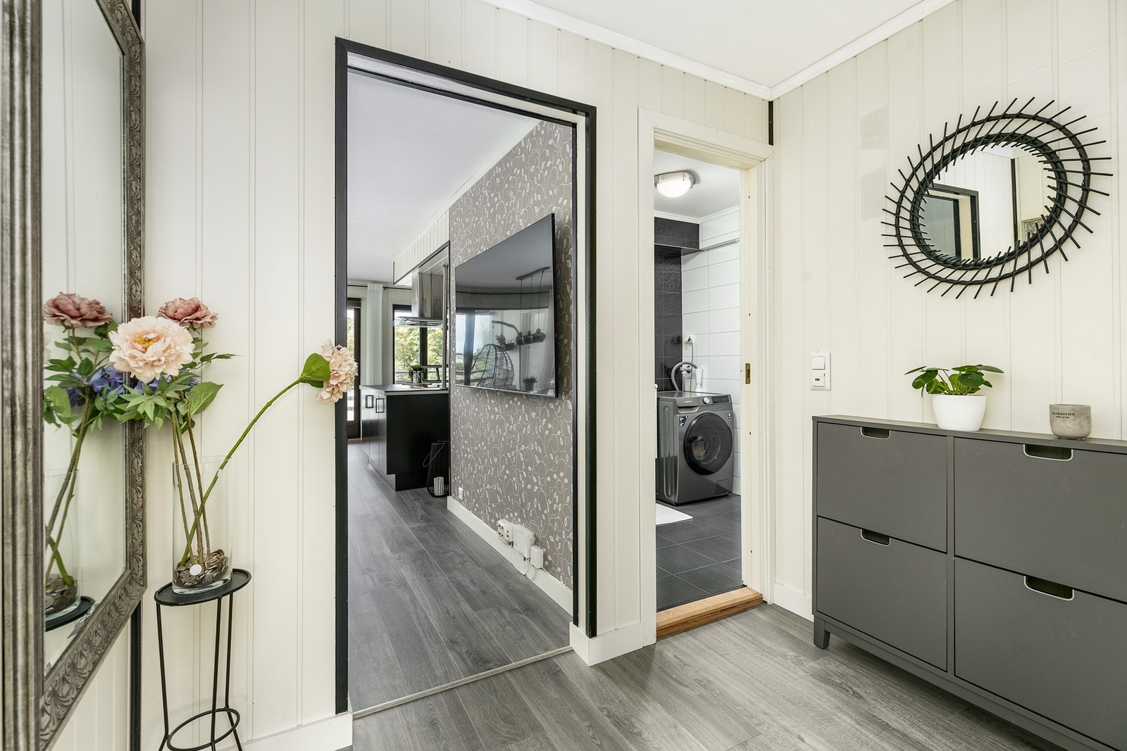 Badet har elektrisk gulvvarme som i likhet med belysning betjenes fra entreen. Galleribilde