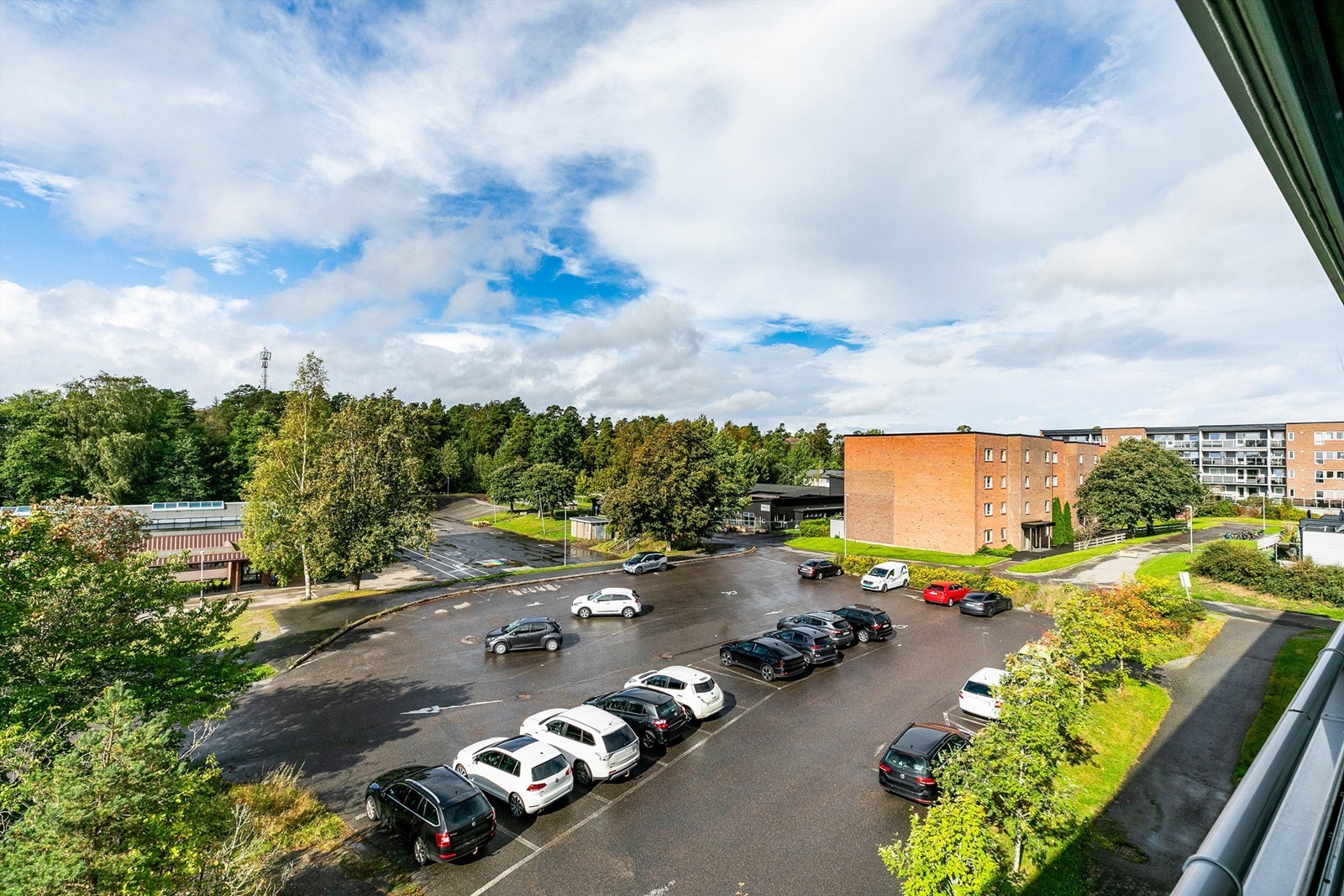 Det er ingen motstående boligbebyggelse verken foran eller bak leiligheten. Galleribilde