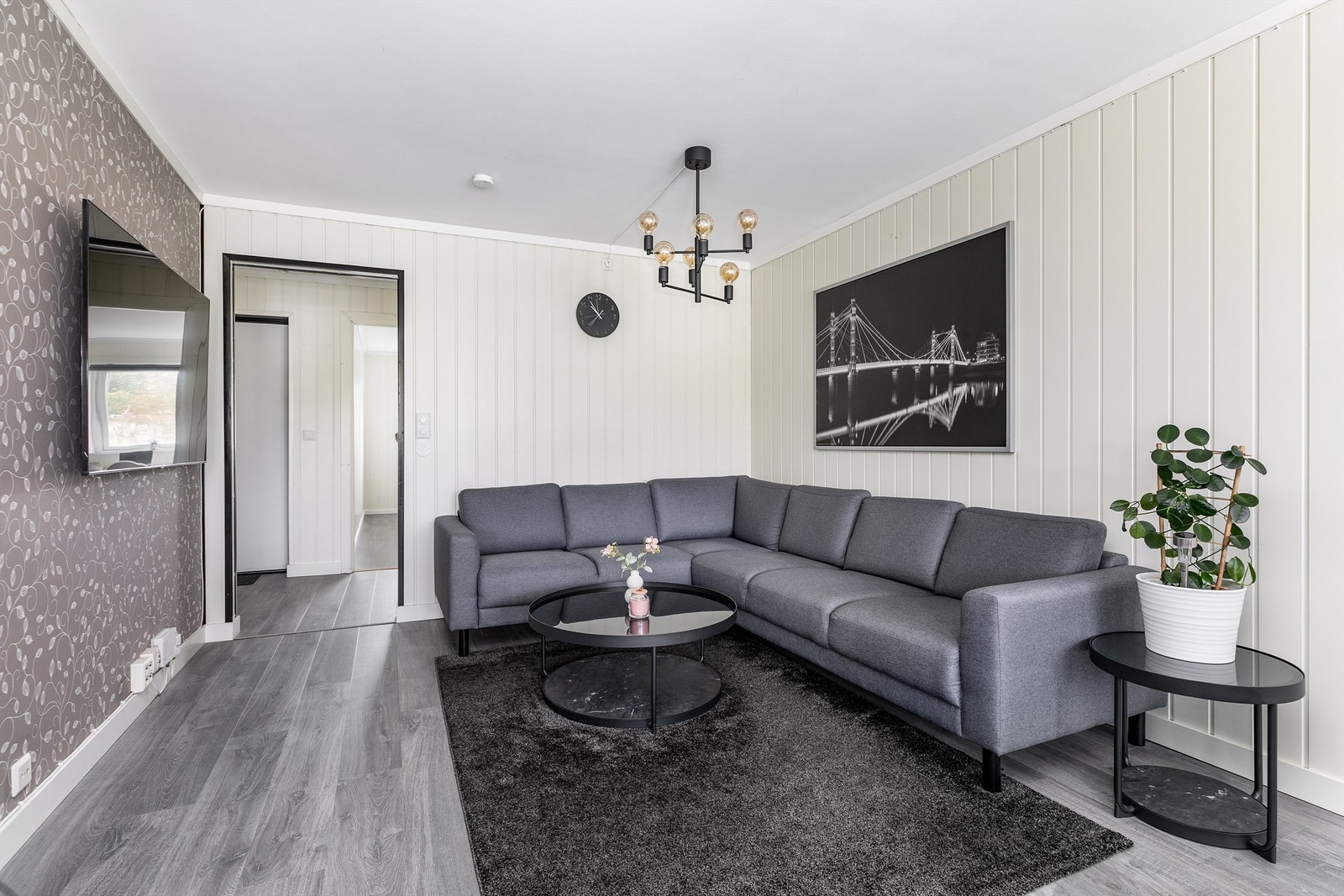 Innvendige overflater er hovedsakelig fra 2011; gulv er utført med laminat, vegger med tapet og MDF-plater. Galleribilde