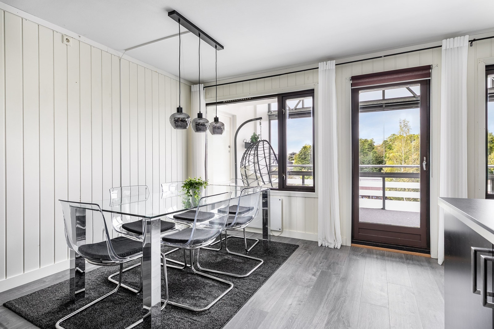 Høyden av øverste etasje og ingen motstående bebyggelse betyr at leiligheten i praksis er uten innsyn. Galleribilde